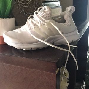 Nike white tennis shoes for toddler boy